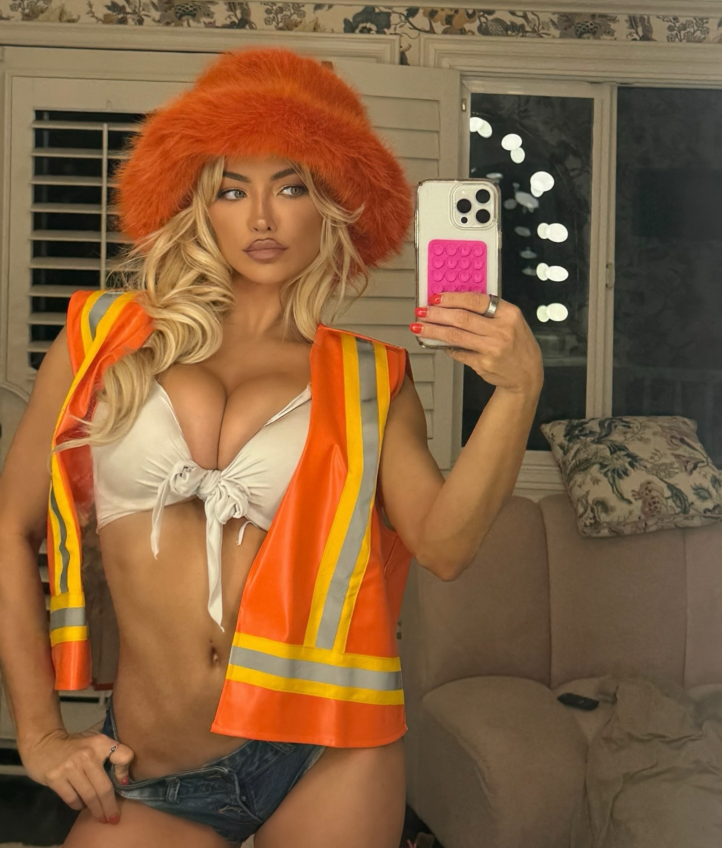 Lindsey Pelas