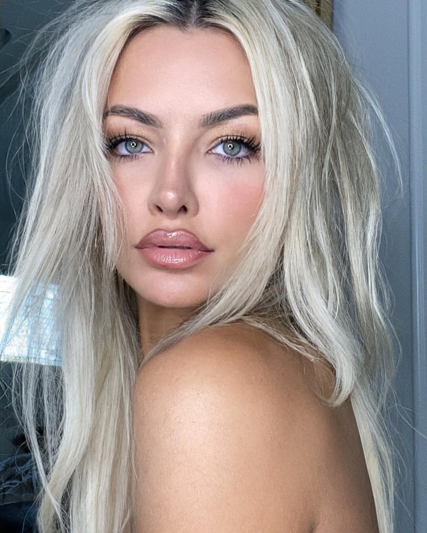 Lindsey Pelas