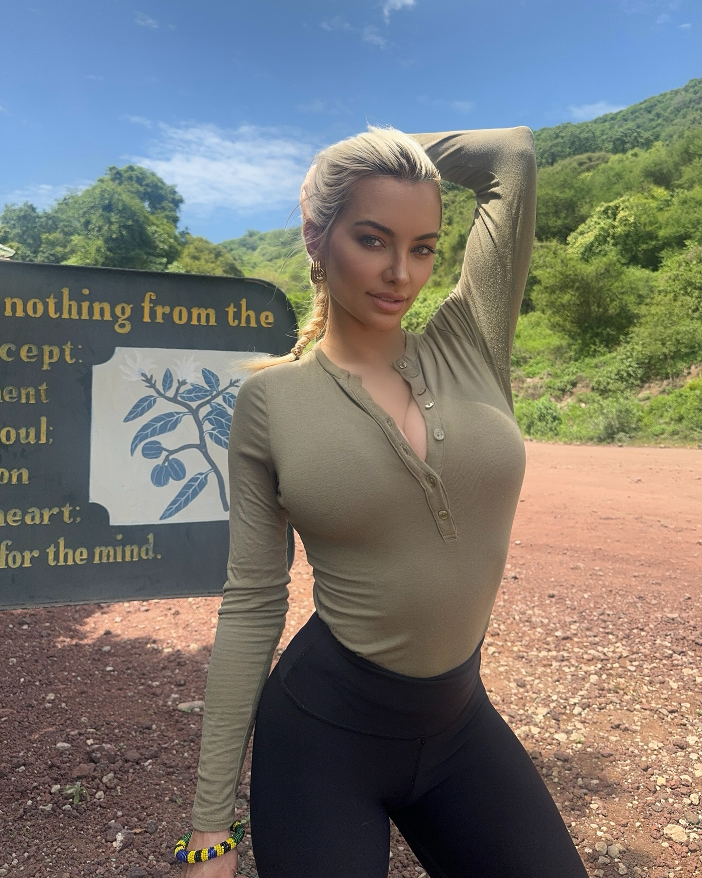 Lindsey Pelas