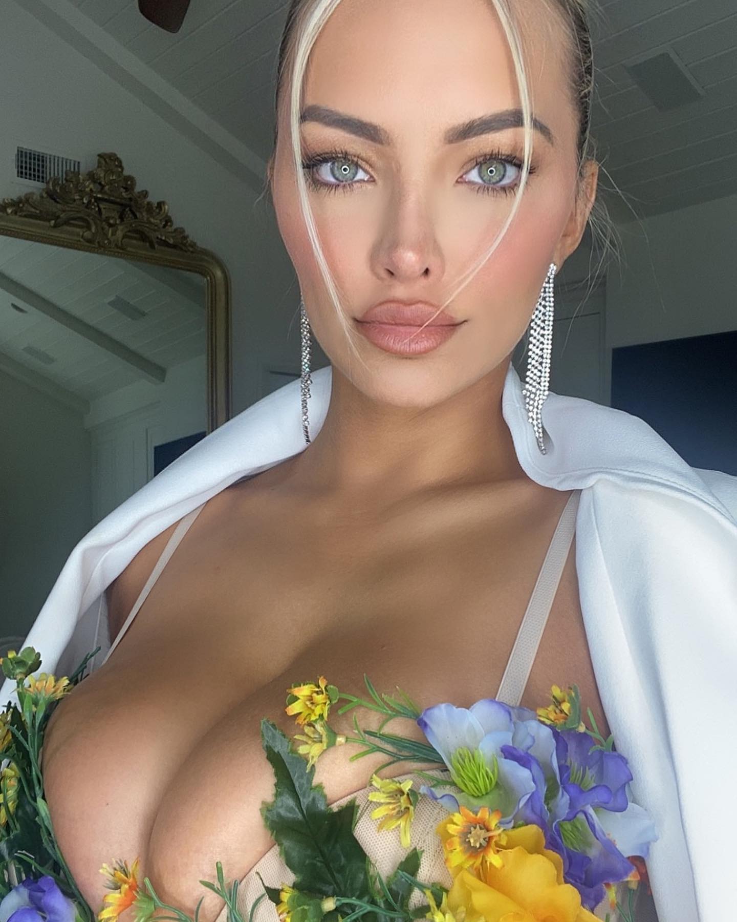 Lindsey Pelas