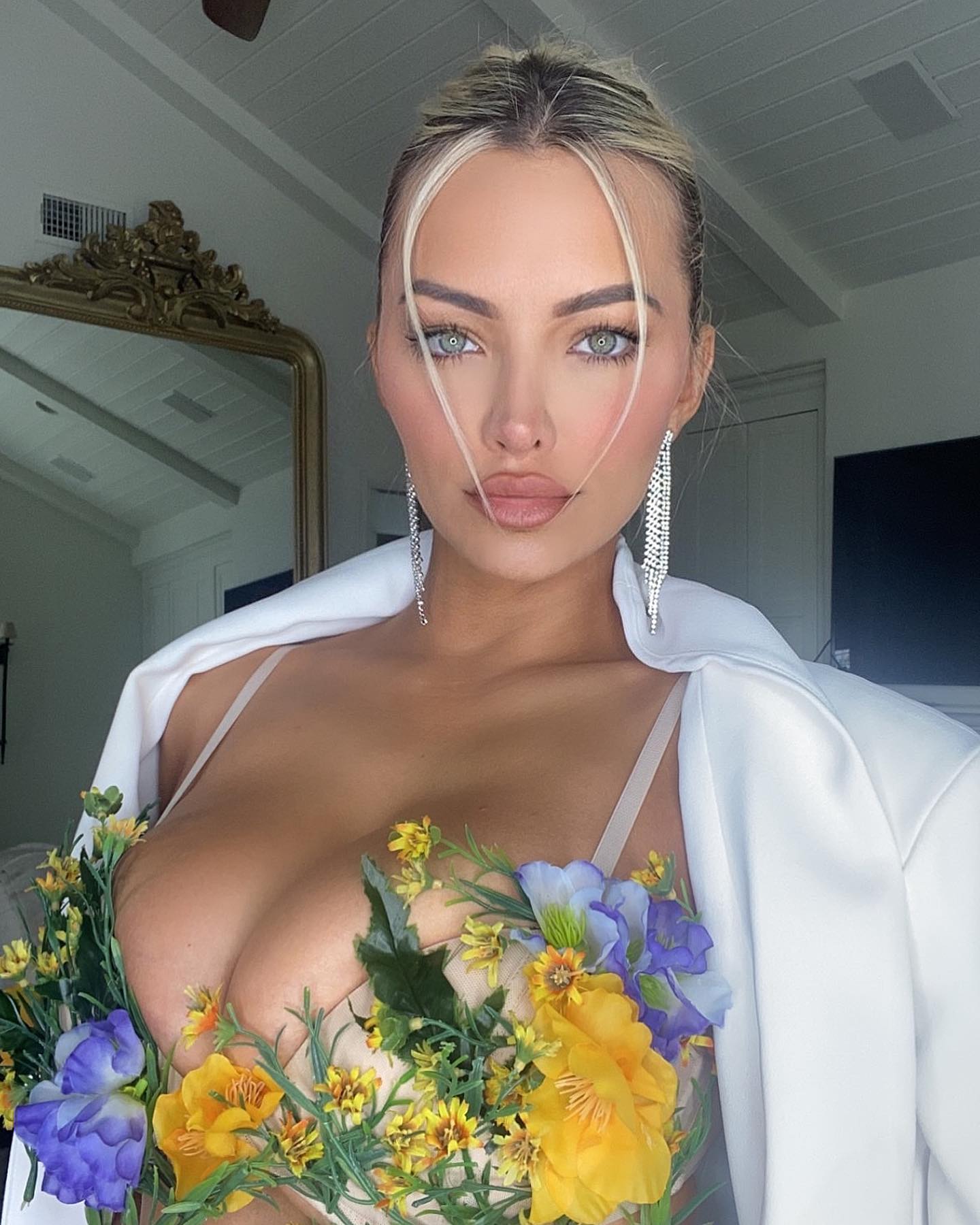 Lindsey Pelas