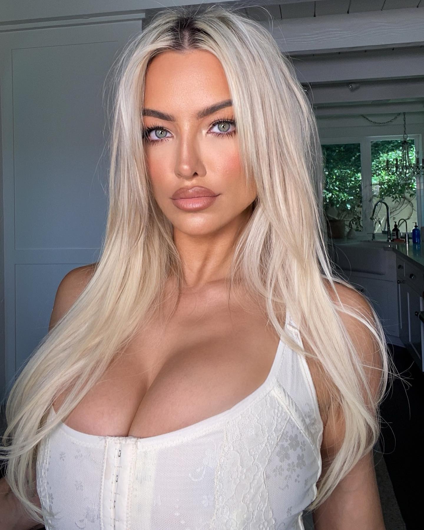 Lindsey Pelas