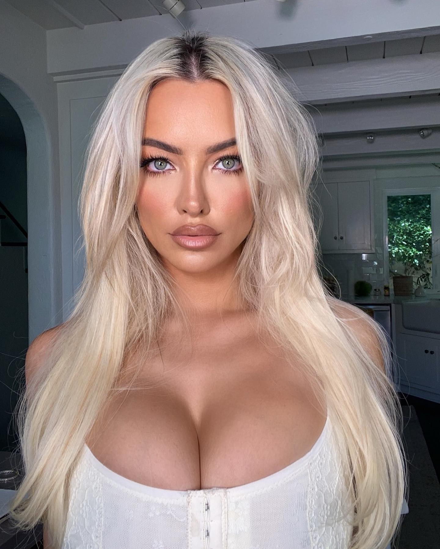 Lindsey Pelas