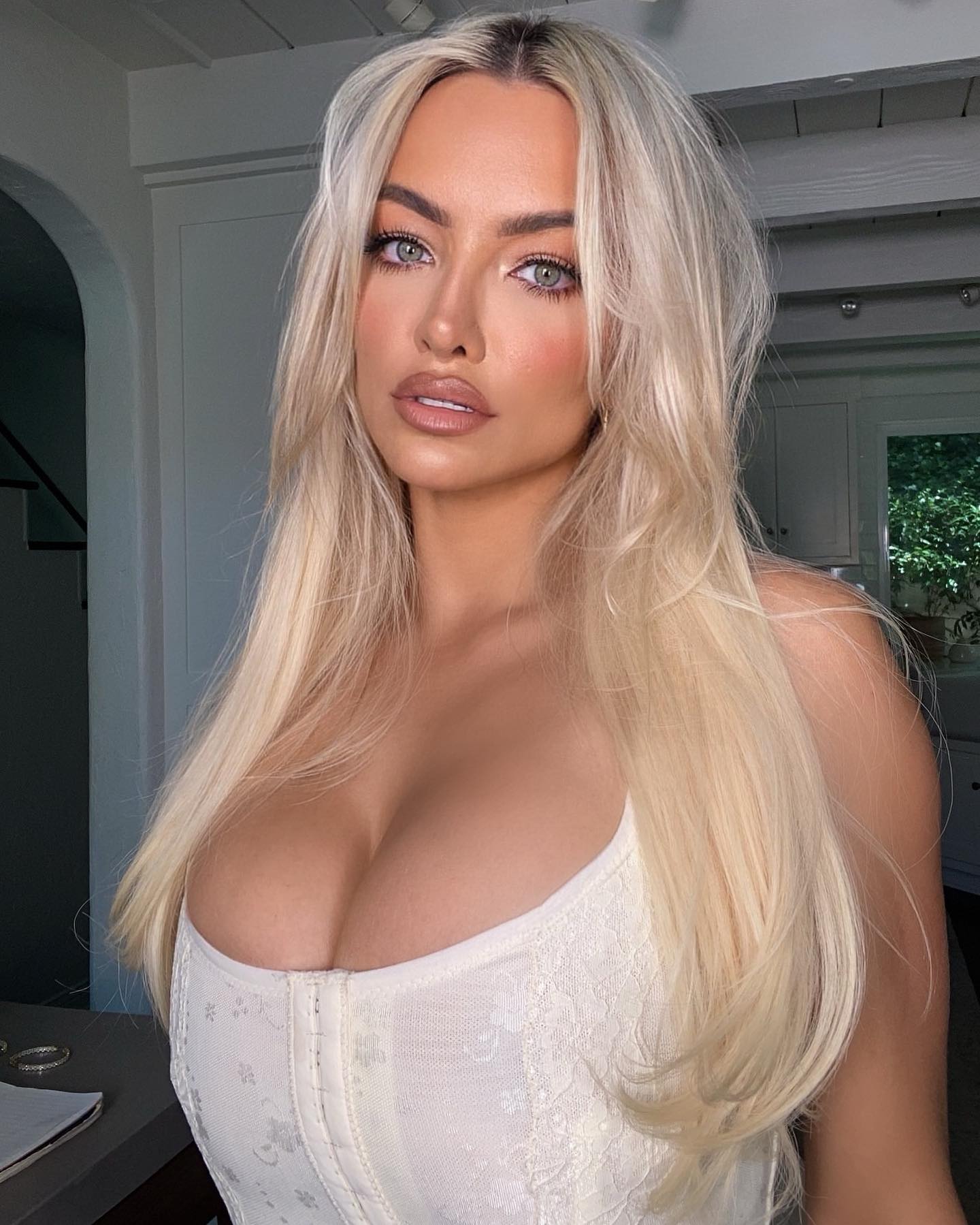 Lindsey Pelas