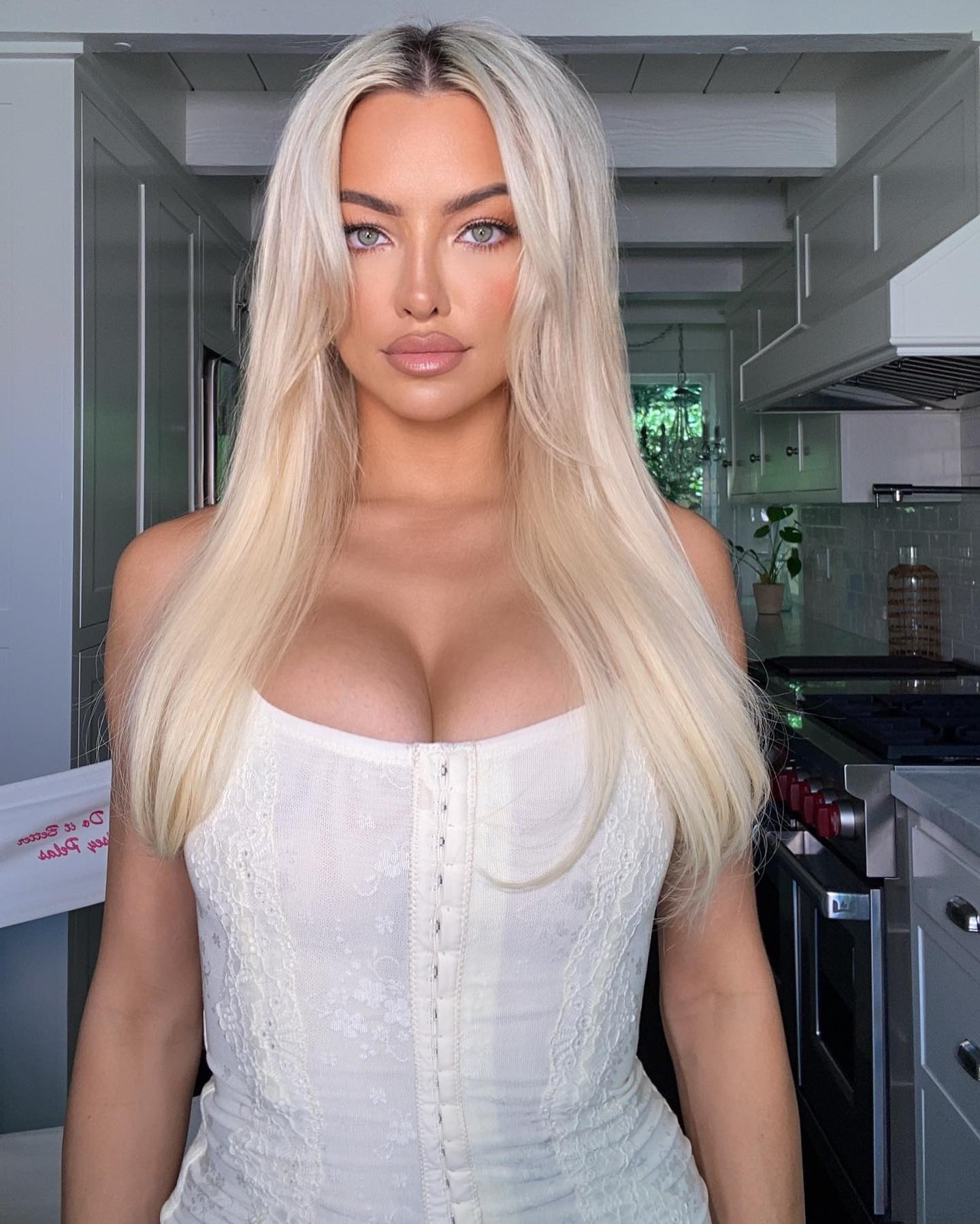 Lindsey Pelas