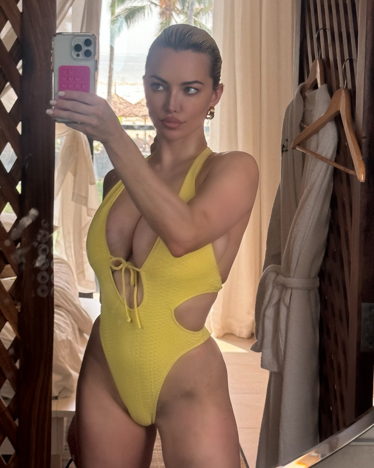 Lindsey Pelas