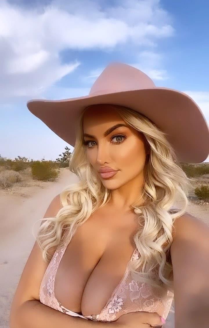 Lindsey Pelas