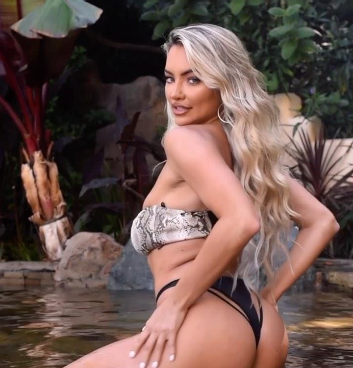 Lindsey Pelas