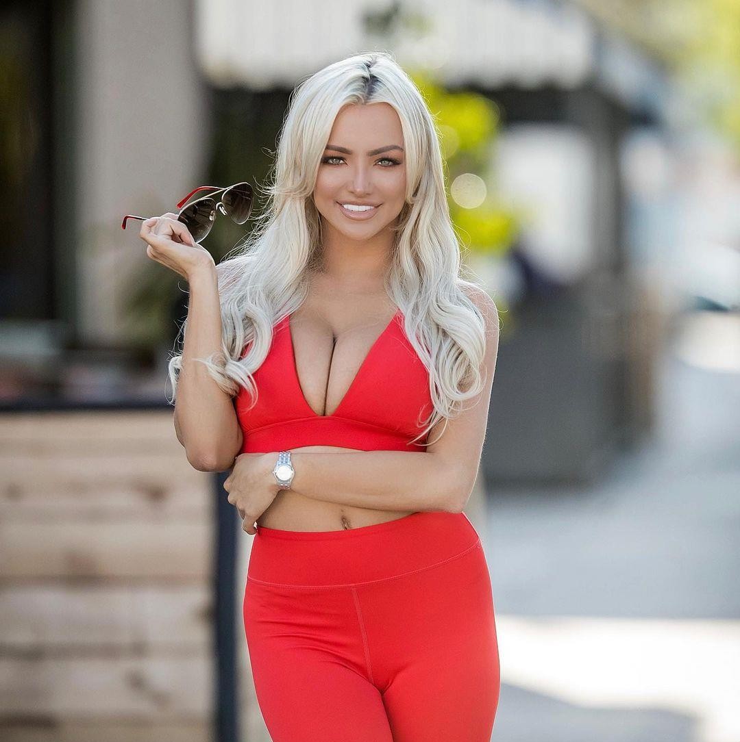Lindsey Pelas