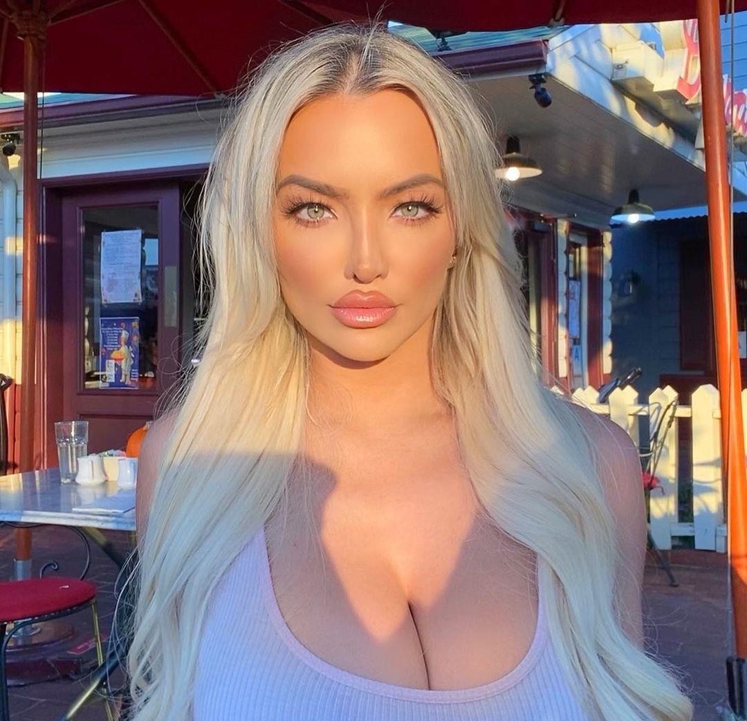Lindsey Pelas