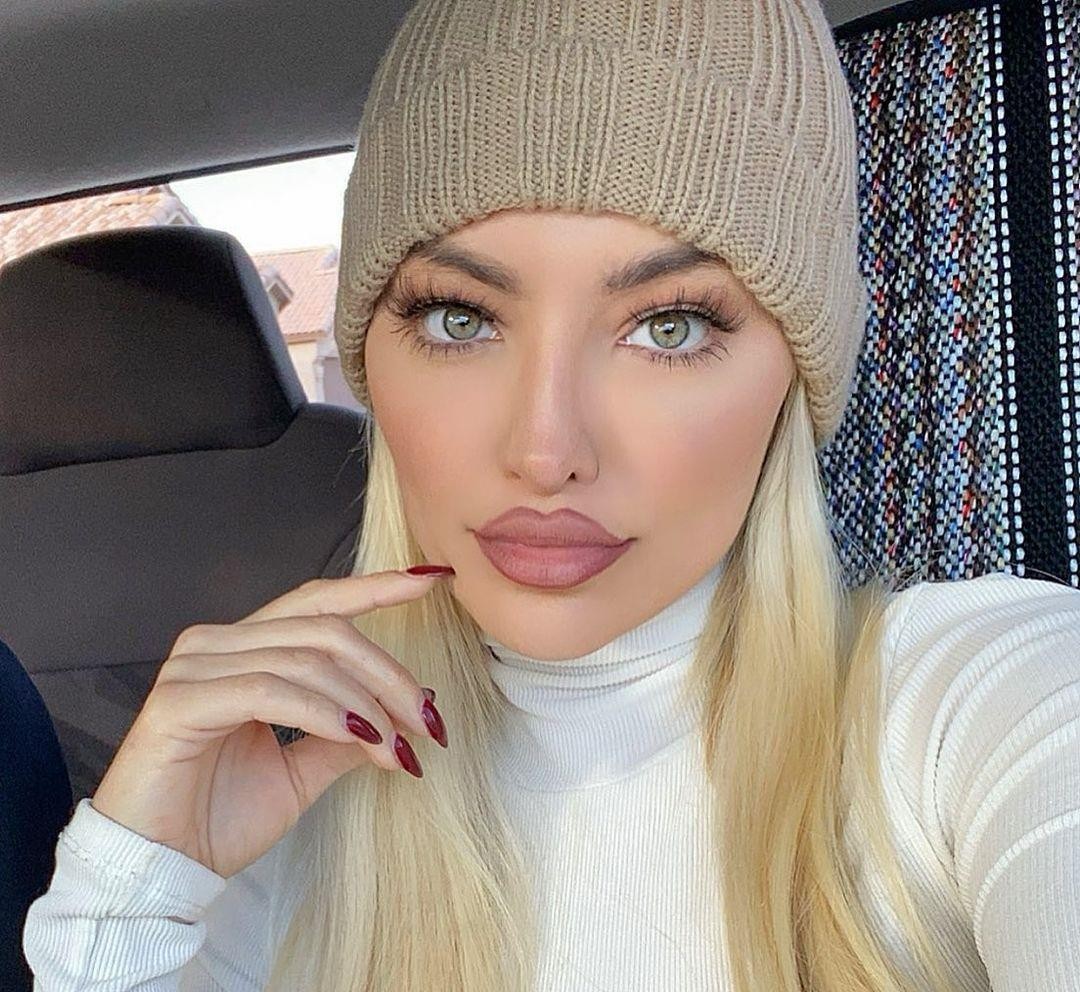 Lindsey Pelas
