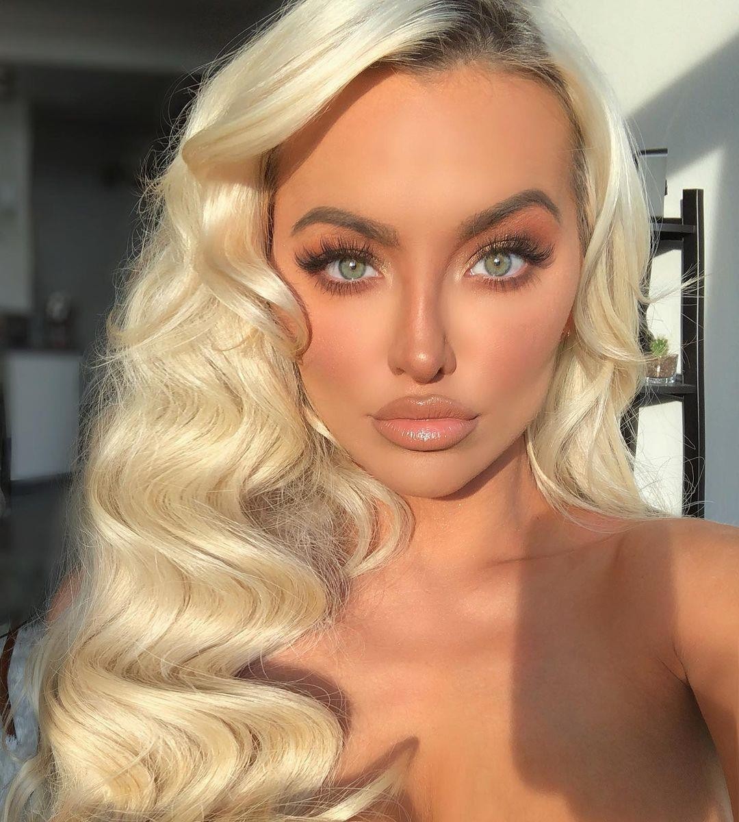 Lindsey Pelas