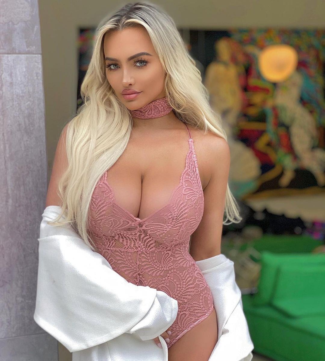 Lindsey Pelas