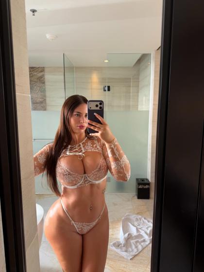 Isabelle Jade photo 250903