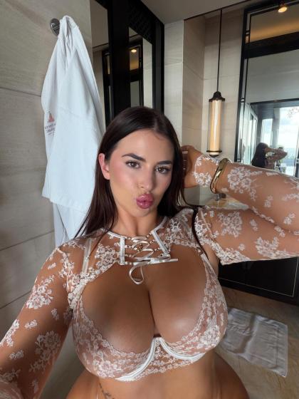 Isabelle Jade photo 250904