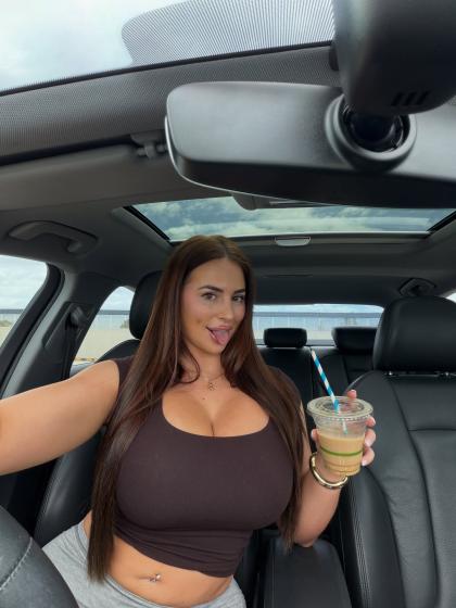 Isabelle Jade photo 251022