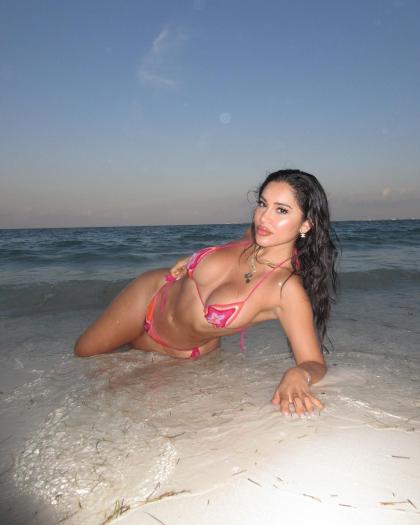 Janet Guzman photo 496